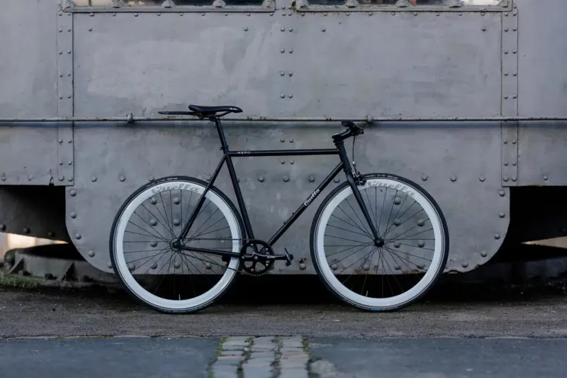 Quella Nero Steel Single Speed Bike in Black with White Wheelset-8
